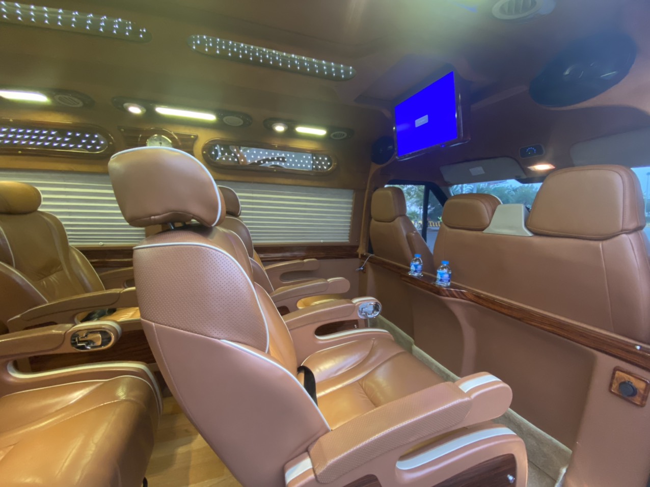 đặt xe limousine đi sân bay nội bài